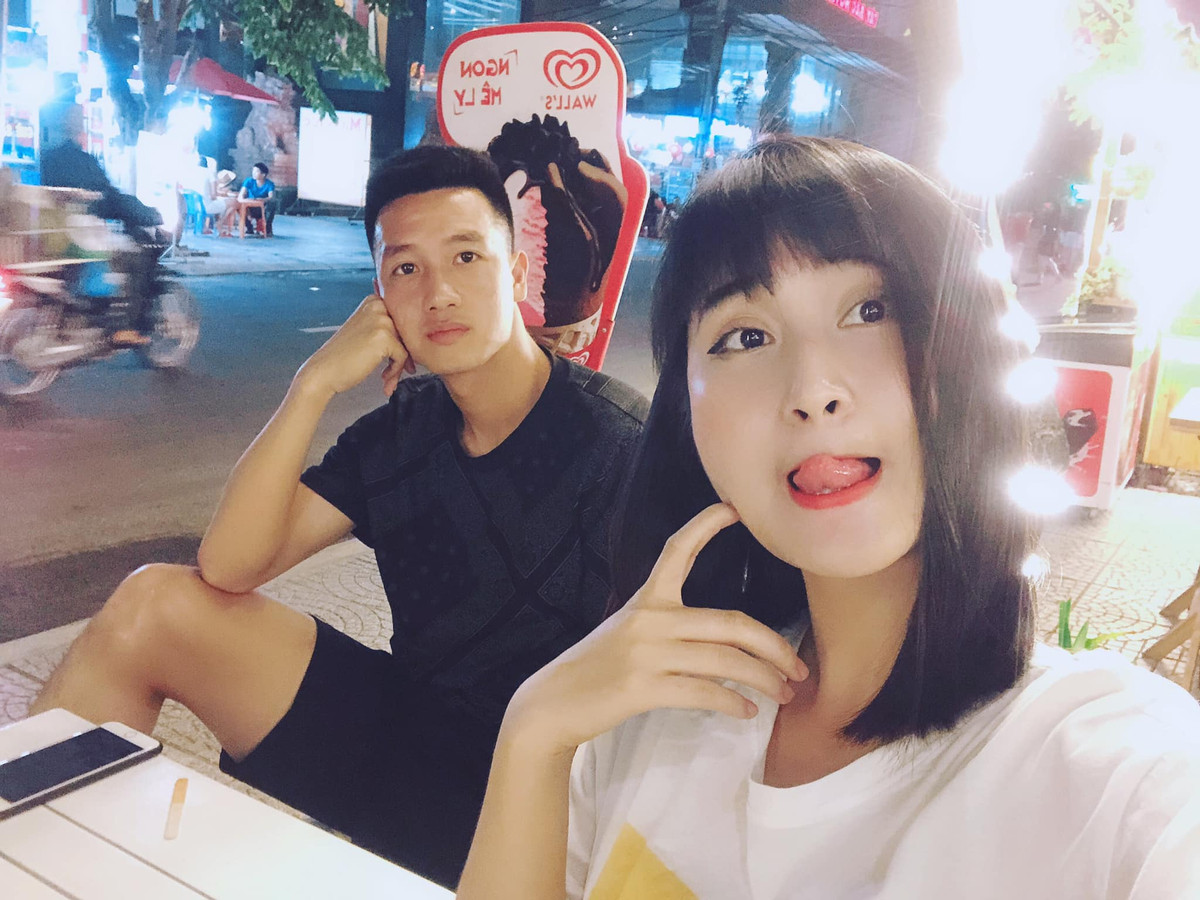 Bạn gái Huy Hùng là Nguyễn Thuỳ Dương cũng từng nhiều lần bị cho rằng ăn bám, tiêu tiền của bạn trai mặc dù hiện tại cô nàng khá thành công trong công việc kinh doanh mỹ phẩm, đồ phong thuỷ online.