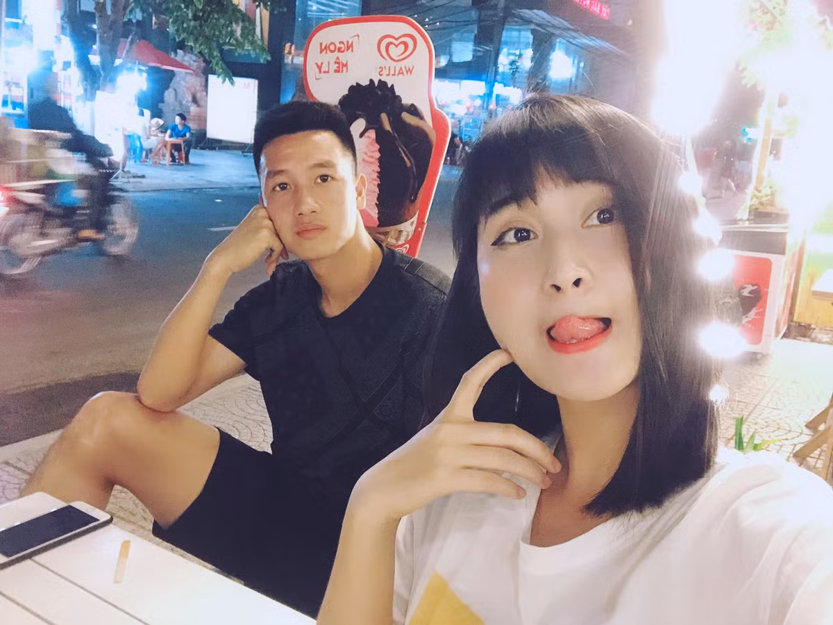 Bạn gái Huy Hùng là Nguyễn Thuỳ Dương cũng từng nhiều lần bị cho rằng ăn bám, tiêu tiền của bạn trai mặc dù hiện tại cô nàng khá thành công trong công việc kinh doanh mỹ phẩm, đồ phong thuỷ online.