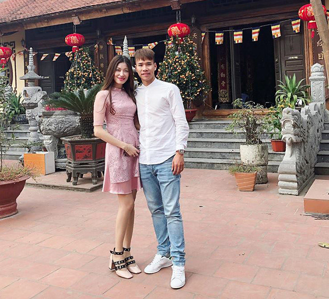 Vóc Đỗ, cô gái liên tục vạ miệng trên mạng xã hội. Nàng WAG từng bị cho rằng hám tiền, ăn bám khi khoe Văn Dũng chuyển cho 1500 USD để đi Mỹ chơi. Sau đó, Vóc Đỗ cho biết đã chuyển lại tiền trả bạn trai không thiếu một xu.