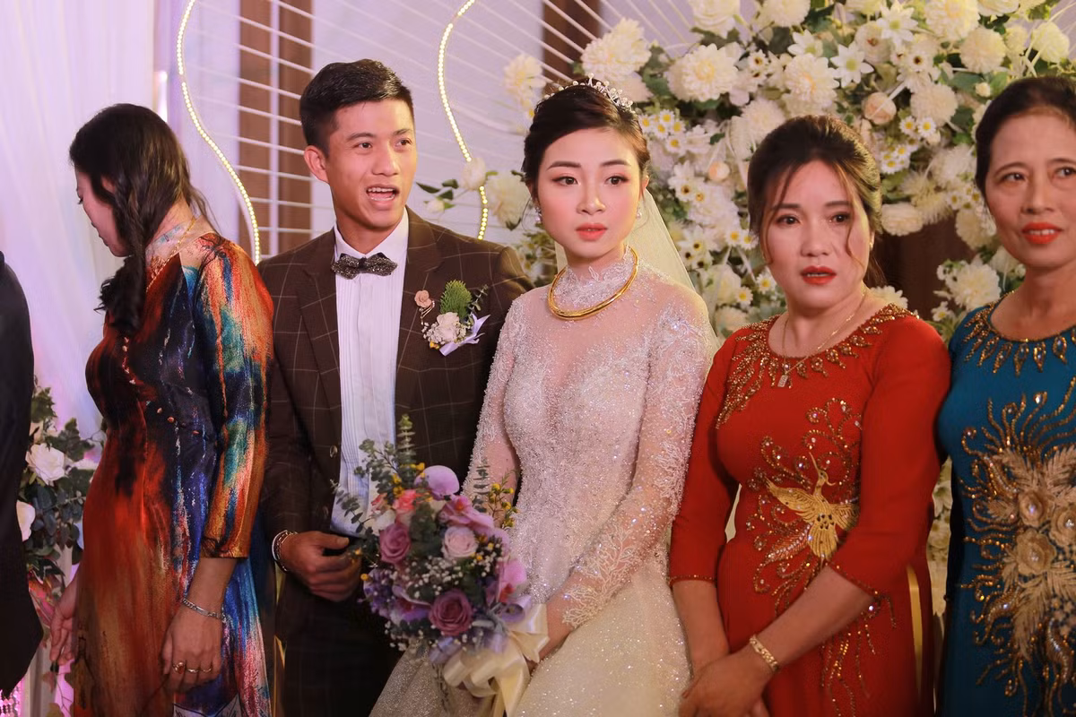 Võ Nhật Linh, vợ Phan Văn Đức cũng là nàng WAGs liên tục bị hạn thị phi vận vào người. Trong lễ cưới diễn ra vào mùng 6 Tết Âm lịch mới đây, hot girl bị cho rằng "sống ảo" bởi nhan sắc thật khác xa trong hình.