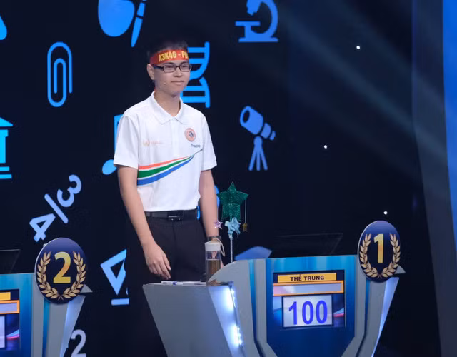 Nam sinh Nghệ An Trần Thế Trung nhiều lần rút ngắn khoảng cách với đối thủ ở những câu trả lời nhanh và chính xác tuyệt đối ở phần thi Về đích.