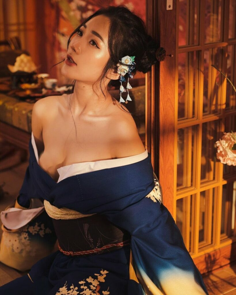 Nói về bí quyết để sở hữu số đo 84-63-103 ấn tượng, Huyền Trân chia sẻ: "Trân có lịch làm việc và học tập toàn thời gian nhưng luôn tuân thủ các hoạt động lành mạnh. Huấn luyện tốt và tuân theo chế độ ăn kiêng. Chú ý đến các bài tập gym, yoga để vừa đốt mỡ vừa rèn luyện sự dẻo dai cho cơ thể. Trân nghĩ, chế độ ăn uống ở trường cũng quan trọng như những ngày tập luyện".