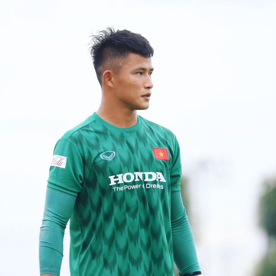 Phan Văn Biểu (SN 1998, quê Hà Tĩnh) là thủ môn xuất sắc của lò đào tạo PVF. Anh từng đóng góp trong nhiều chiến tích của PVF như vô địch giải U17 quốc gia năm 2015, vô địch Giải bóng đá hạng nhì quốc gia năm 2016.