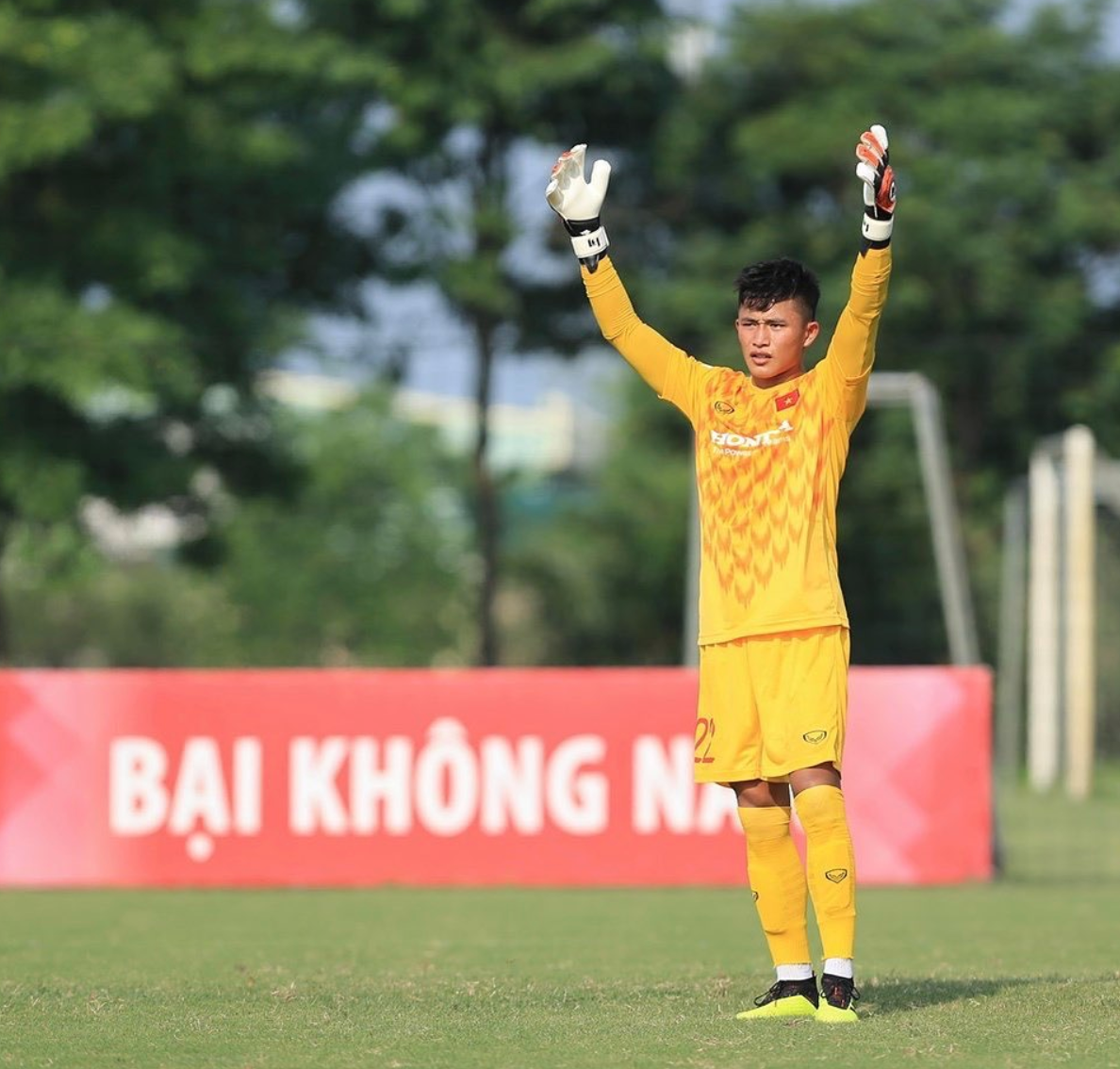 Phan Văn Biểu từng là bạn trai của Yến Xuân, người đang hẹn hò với đàn anh Đặng Văn Lâm. Cả hai từng không ngần ngại chia sẻ khoảnh khắc ngọt ngào bên nhau trên mạng xã hội.