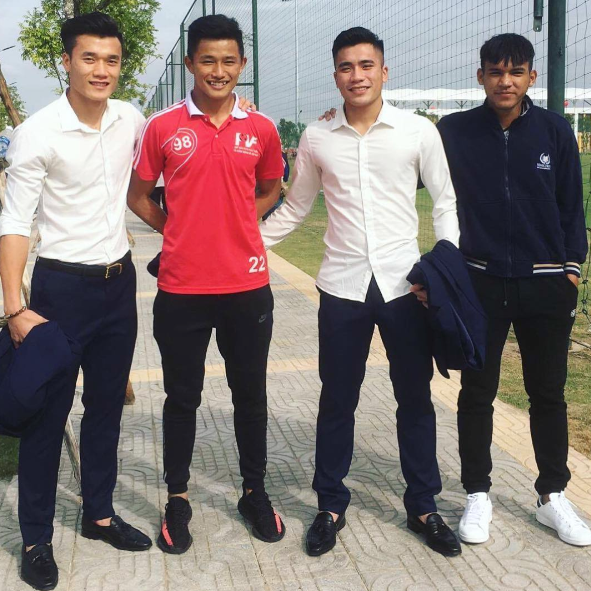 Thủ thành sinh năm 1998 rất thân thiết với anh em Tiến Dũng - Tiến Dụng và Hà Đức Chinh vì trưởng thành cùng lò đào tạo PVF.
