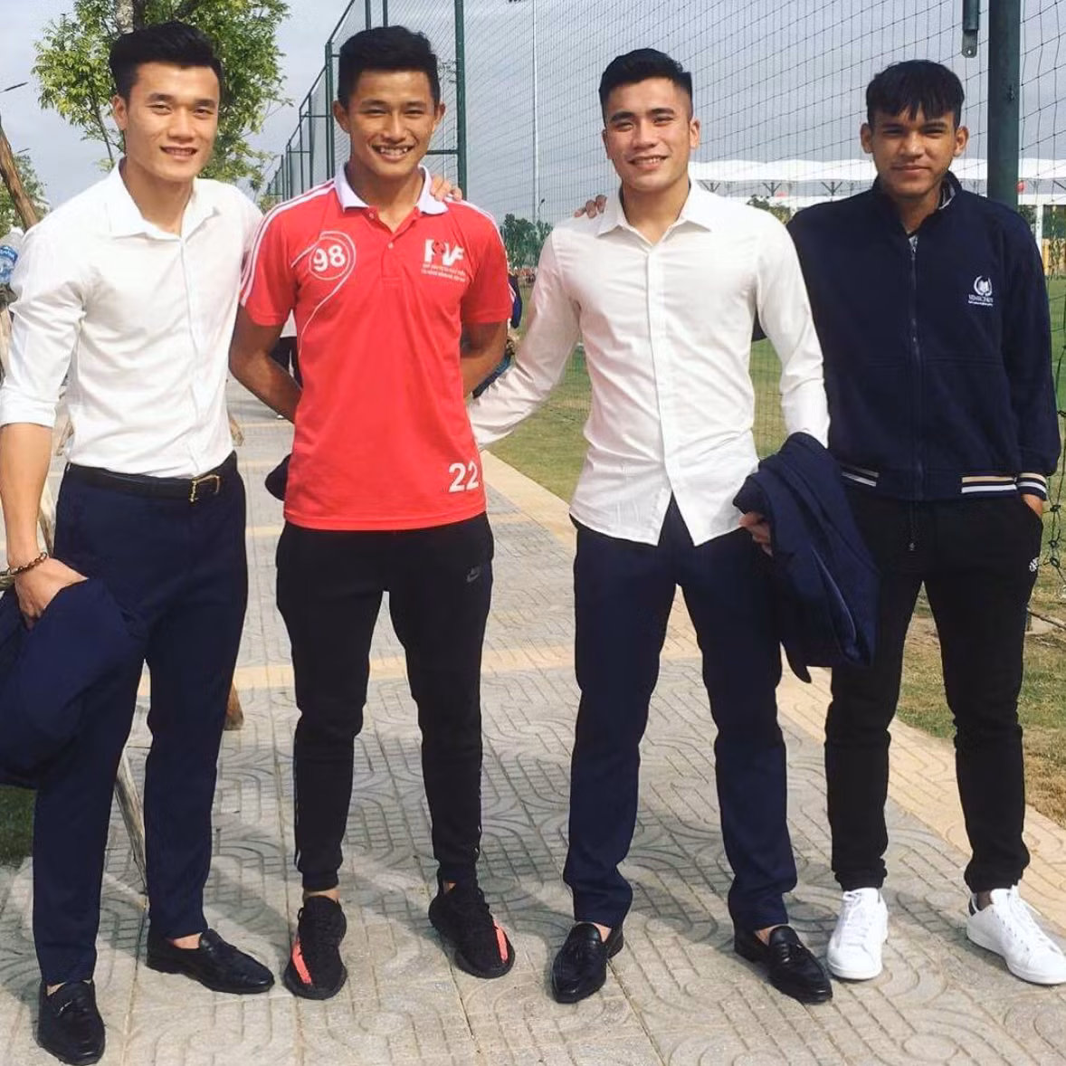 Thủ thành sinh năm 1998 rất thân thiết với anh em Tiến Dũng - Tiến Dụng và Hà Đức Chinh vì trưởng thành cùng lò đào tạo PVF.