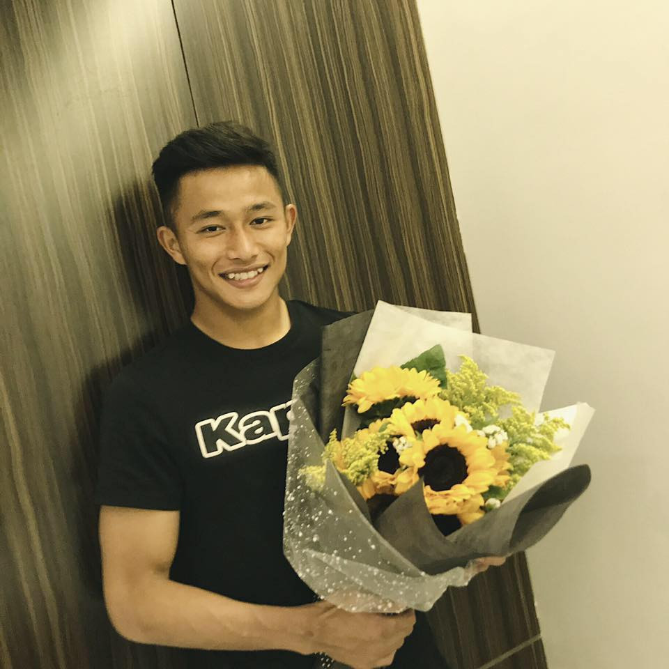 Với chiều cao 1m75 cùng nụ cười cực duyên, Phan Văn Biểu rất được lòng các fan nữ. Anh chàng cũng rất chăm chỉ cập nhật hình ảnh, trạng thái trên mạng xã hội. Instagram cá nhân của thủ thành quê Hà Tĩnh sở hữu hơn 5000 người theo dõi.