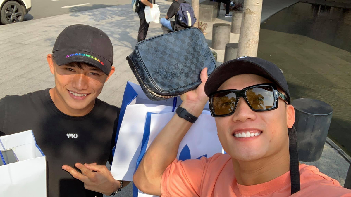 Mới đây, trong lần hội quân cùng đội tuyển U22 Việt Nam tại TP HCM trước khi lên đường sang Philippines dự SEA Games, Phan Văn Biểu và Bùi Tiến Dũng tranh thủ check-in đi mua sắm cùng nhau. Có thể thấy, vẻ đẹp trai của cả hai là một 9 một 10.