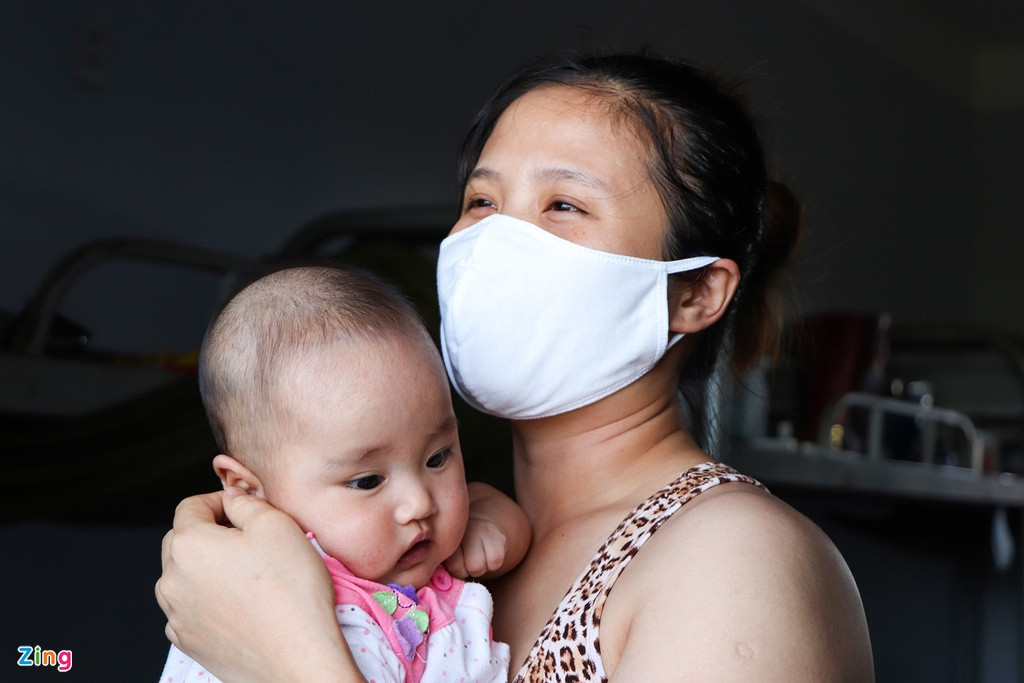 "Tôi sang Đài Loan gần 9 năm, cuối tháng 3 tính về nhưng do dịch Covid-19 nên nay mới về được. Tôi có cháu sơ sinh, nghĩ về cách ly sẽ khó khăn nhưng ở đây các nhân viên chăm sóc rất tốt, tôi rất vui mừng", chị Thái Thị Hiền (ngụ Hà Tĩnh) chia sẻ.