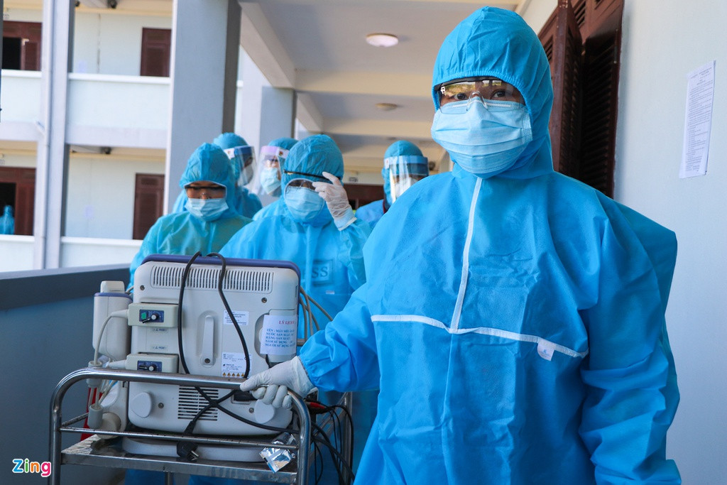 Ông Hai cho biết đoàn sẽ kiểm tra tổng quát sức khỏe cho các bà bầu. Nếu có sản phụ nào cần đảm bảo sức khỏe y tế, sẽ được đưa vào khu cách ly của bệnh viện đa khoa tỉnh để được chăm sóc tốt nhất. Sở Y tế Quảng Nam đã đưa theo máy siêu âm đưa đến từng phòng để tiến hành siêu âm với tất cả các sản phụ.