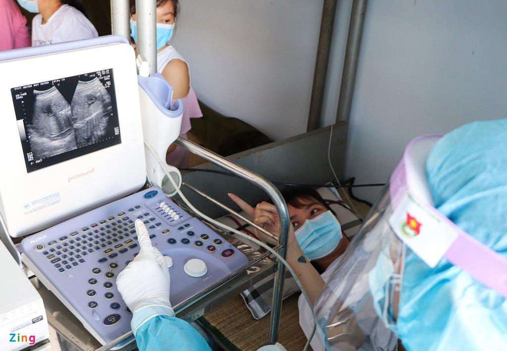 Là người đầu tiên thực hiện siêu âm, sản phụ Nguyễn Thị Thúy (quê Hải Dương) cho biết hai vợ chồng đi xuất khẩu lao động ở Đài Loan. Khi xảy ra dịch Covid-19, hai vợ chồng đã rất lo lắng vì Thúy đang có thai. "Về đây em thấy rất vui. Ở khu cách ly các bác sĩ tận tình chăm sóc sức khỏe", Thúy chia sẻ.
