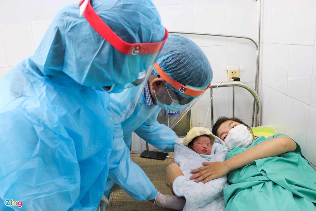 Được chẩn đoán sinh vào ngày 8/6 tuy nhiên sản phụ Cao Thị Viên (ngụ huyện Tuyên Hóa, Quảng Bình) chuyển dạ vào ngày 1/6. Khi được đưa vào Bệnh viện đa khoa Quảng Nam, chị Viên đã hạ sinh một bé gái nặng 3 kg. “Cảm ơn Chính phủ 2 nước đã tạo điều kiện cho hai mẹ con em được về sinh tại quê hương. Bản thân em cảm thấy rất may mắn và hạnh phúc”, sản phụ Viên chia sẻ.