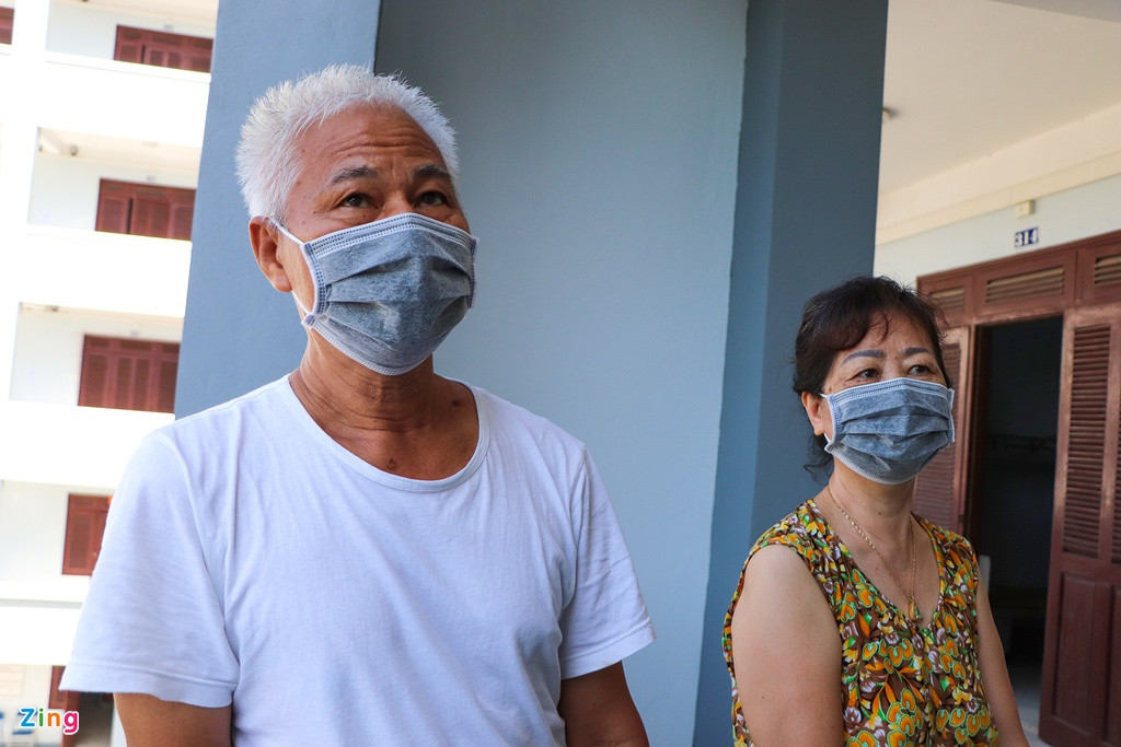 Ông Lê Văn Đồng và vợ là Vũ Thị Nhàn (quê Hải Dương) cho biết đầu tháng 3 ông đi thăm con gái ở Đài Loan thì mắc kẹt dịch Covid-19 nên không về được. Đợt này Chính phủ ưu tiên nên ông cùng vợ đăng ký về. "Ở đây người ta chăm sóc mọi thứ chu đáo, đầy đủ, tiện nghi như gia đình mình. Ngày nào vợ chồng tôi cũng được hỏi thăm sức khỏe 2 lần", ông Đồng cho hay.