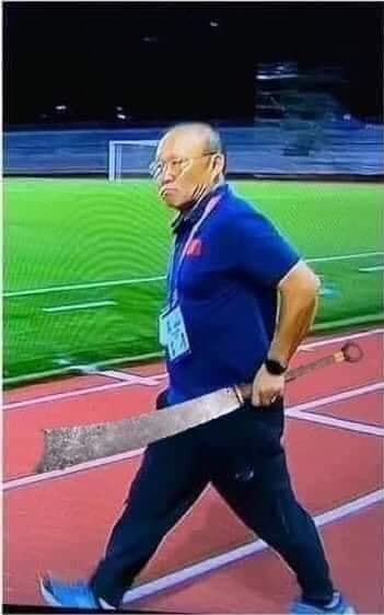 Trước đó tại SEA Games 30, HLV Park Hang-seo đã từng nhận cả hai loại thẻ cả vàng và đỏ bởi sẵn sàng cãi nhau tay đôi với trọng tài mà không hề ngần ngại bất kỳ ai. Tấn Sinh từng chia sẻ ông luôn dặn cầu thủ hạn chế phải nhận thẻ phạt trong khi chính ông mới là người khiến trọng tài rút thẻ nhiều nhất.