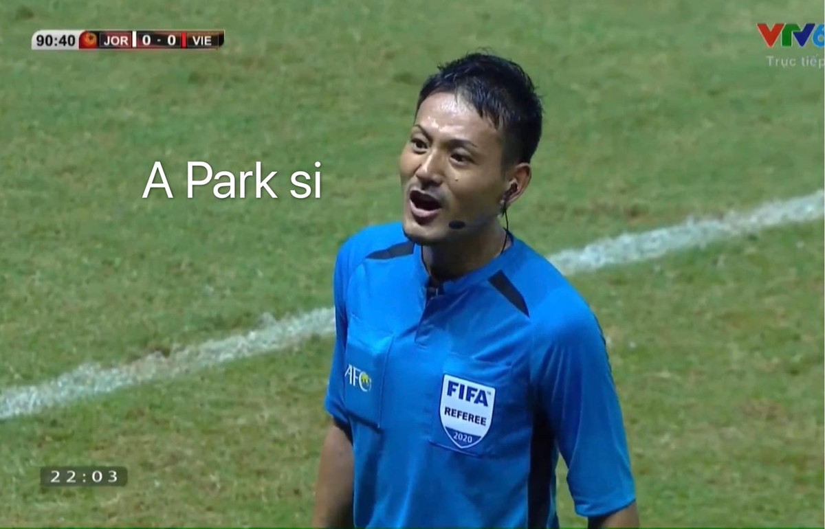 Khi trọng tài chính bước đến, người hâm mộ nín thở chờ đợi quyết định và hy vọng rằng HLV người Hàn Quốc sẽ không bị dính thẻ. Thế nhưng trái ngược với phán đoán của người hâm mộ, trọng tài người Nhật Bản nhẹ nhàng ra giảng hoà, giải thích với thầy Park.
