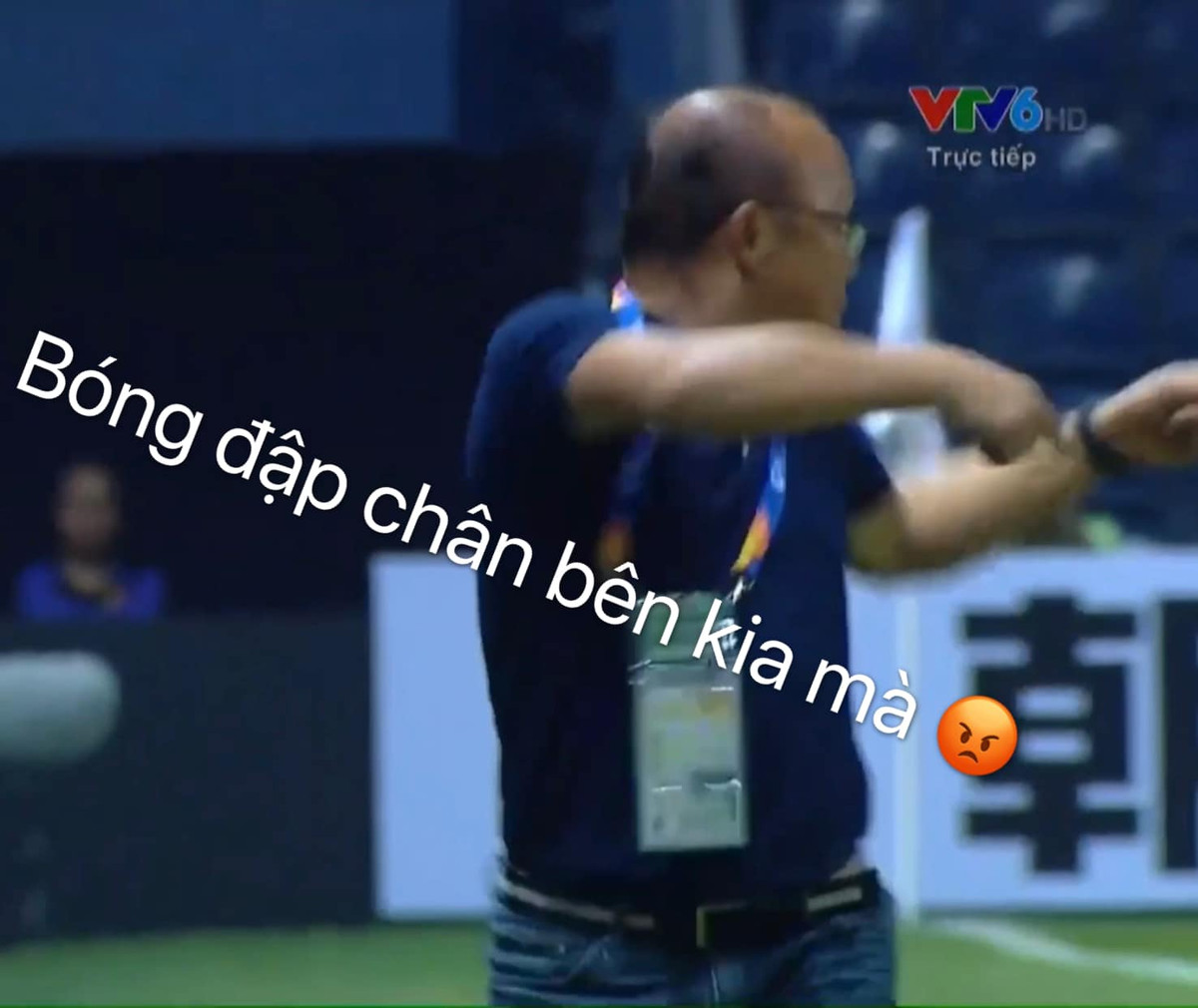 Sau khi khó chịu giải thích với trọng tài, HLV trưởng của đội tuyển U23 Việt Nam còn bức xúc đến nỗi cầm bóng định ném trọng tài nhưng may mắn đã kiểm soát được hành động ngay sau đó nếu không thì "toang".