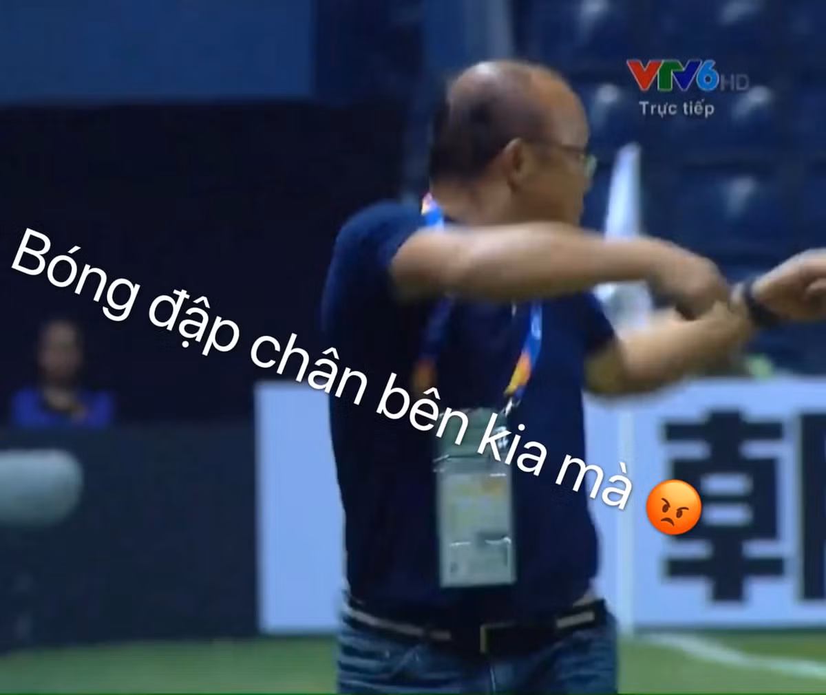 Sau khi khó chịu giải thích với trọng tài, HLV trưởng của đội tuyển U23 Việt Nam còn bức xúc đến nỗi cầm bóng định ném trọng tài nhưng may mắn đã kiểm soát được hành động ngay sau đó nếu không thì "toang".