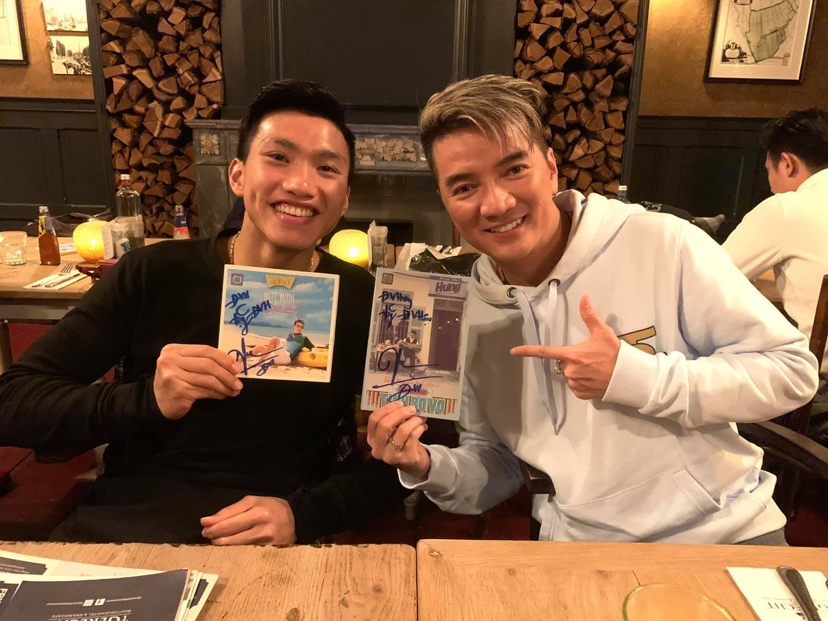 Trước đó, Đàm Vĩnh Hưng nhiều lần bày tỏ rằng anh rất hâm mộ các cầu thủ của đội tuyển Việt Nam, đặc biệt là Quang Hải và Văn Hậu. Nam ca sĩ cũng từng gửi vé mời xem liveshow cho các chàng trai sân cỏ.