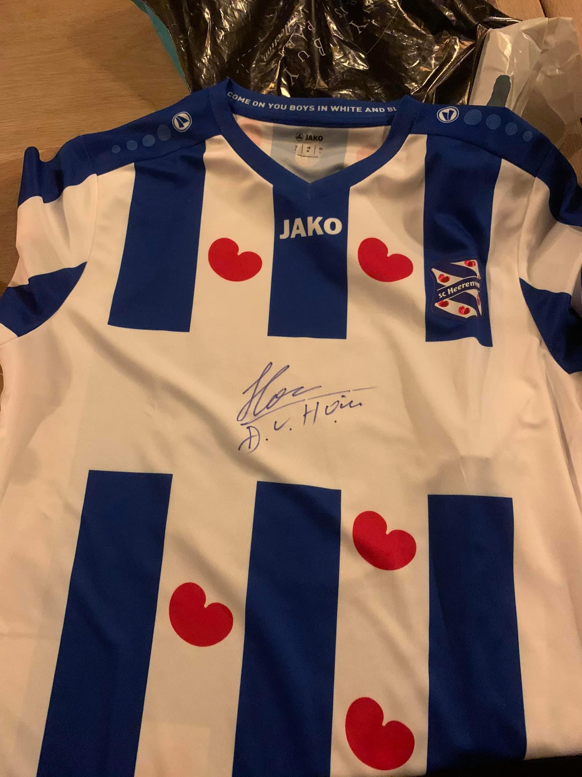 Giọng ca "Giã từ" cho biết, anh vô cùng bất ngờ khi biết mẹ của chàng cầu thủ trẻ bằng tuổi anh, còn bố thì lớn hơn Vũ Hà một tuổi. Mặc dù khoảng cách tuổi tác khá lớn nhưng Đàm Vĩnh Hưng và Văn Hậu nói chuyện rất hợp nhau.