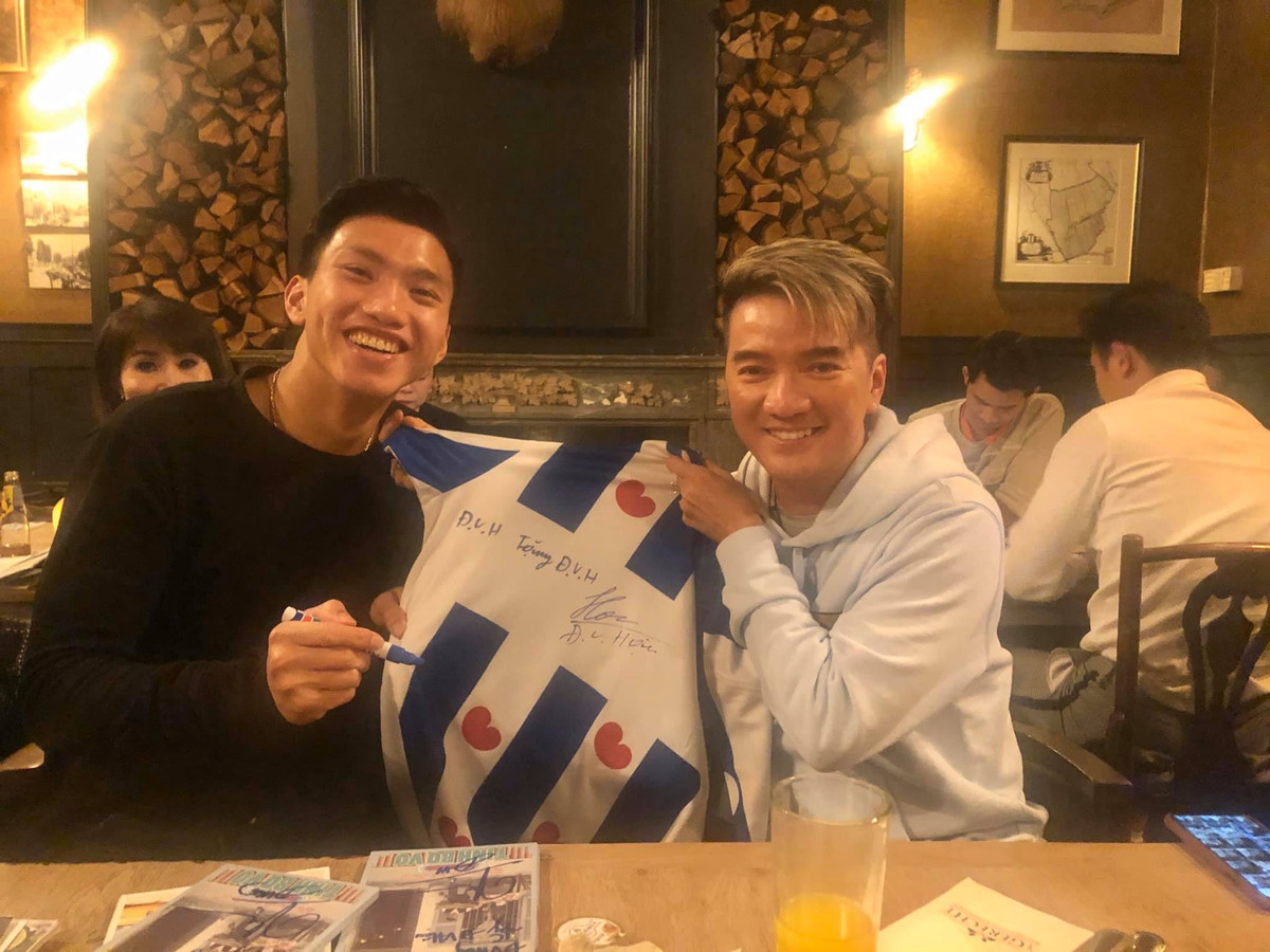 Không chỉ có vậy, Đàm Vĩnh Hưng còn rất vui khi kết thúc bữa tối ý nghĩa lại Hà Lan, cả anh và hậu vệ Đoàn Văn Hậu đều...không phải trả tiền.