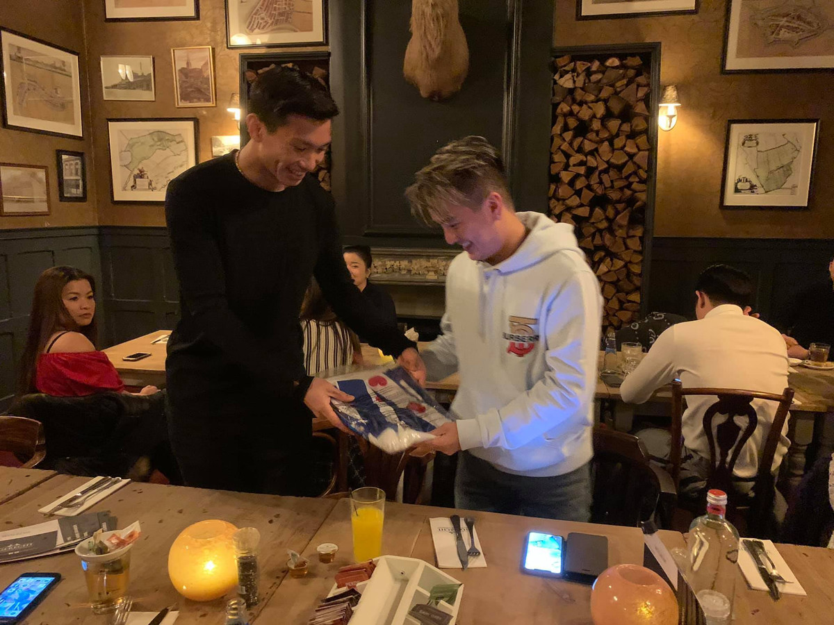 Nam ca sĩ cho biết, anh đã tặng cho Văn Hậu một chiếc đĩa CD có chữ kỹ trong buổi gặp gỡ này. Đáp lại tình cảm của Đàm Vĩnh Hưng, chàng cầu thủ cũng gửi tặng anh một chiếc áo thi đấu của CLB SC Heerenveen (Hà Lan).