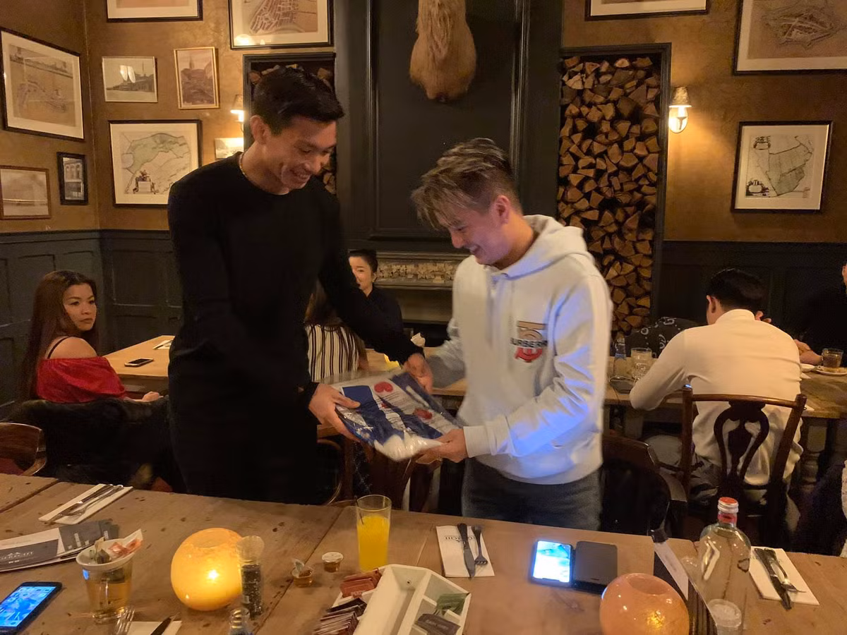 Nam ca sĩ cho biết, anh đã tặng cho Văn Hậu một chiếc đĩa CD có chữ kỹ trong buổi gặp gỡ này. Đáp lại tình cảm của Đàm Vĩnh Hưng, chàng cầu thủ cũng gửi tặng anh một chiếc áo thi đấu của CLB SC Heerenveen (Hà Lan).