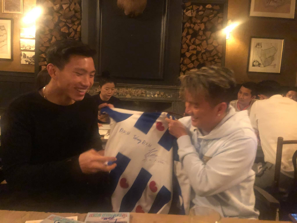 Nam ca sĩ rất thích thú khi nghe thấy chàng cầu thủ nói Đ.V.H đi gặp Đ.V.H, Đ.V.H tặng quà cho Đ.V.H.