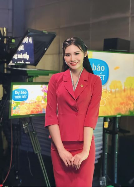 Nguyễn Tường Vy sinh ngày 12/8/2002 tại Nga. Đến năm 6 tuổi, người đẹp này và cùng gia đình trở về Hà Nội sinh sống từ đó đến nay.