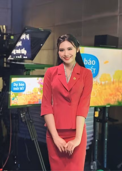 Nguyễn Tường Vy sinh ngày 12/8/2002 tại Nga. Đến năm 6 tuổi, người đẹp này và cùng gia đình trở về Hà Nội sinh sống từ đó đến nay.