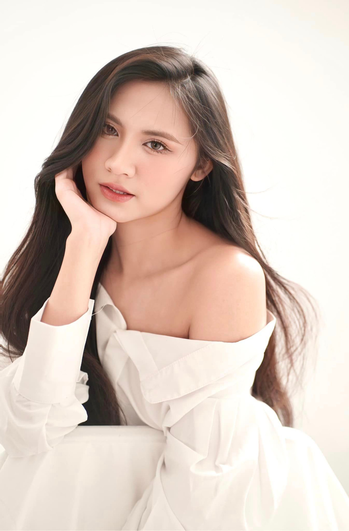 Nữ MC sở hữu nhan sắc ngọt ngào, nữ tính.