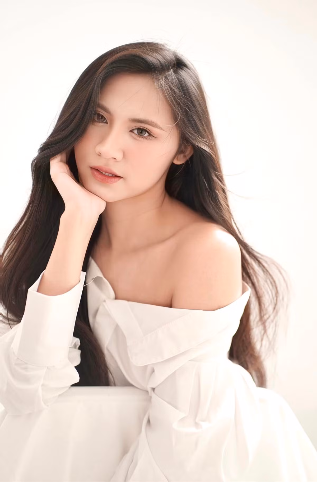 Nữ MC sở hữu nhan sắc ngọt ngào, nữ tính.