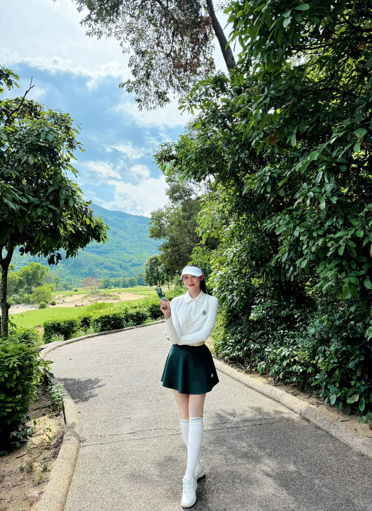 Ngoài sở hữu bảng thành tích cực khủng, cô nàng còn có nhan sắc xinh đẹp cùng vóc dáng nuột nà.