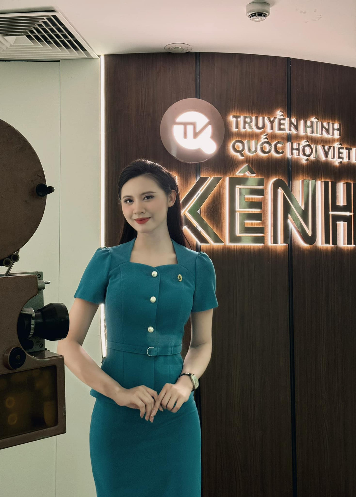 Sau khi tốt nghiệp chuyên ngành Tài chính - Ngân hàng của Học viện Ngân hàng, hot girl được Truyền Hình Quốc Hội Việt Nam nhận làm MC thời tiết. Người đẹp 22 tuổi có thể sử dụng thành thạo 2 ngoại ngữ là tiếng Anh và Nhật Bản.