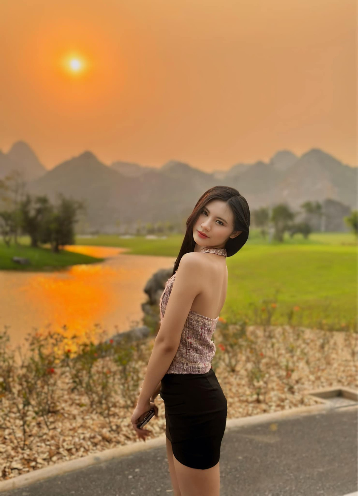 Trên các bản tin, Tường Vy thường xuất hiện với hình ảnh quý cô công sở nghiêm túc, đây là yêu cầu bắt buộc của nhà đài. Tuy nhiên bên ngoài Tường Vy thường diện những trang phục trẻ trung, và cũng không kém phần gợi cảm.