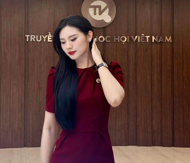 Xem các bản tin thời thiết của đài Truyền Hình Quốc Hội Việt Nam, rất nhiều khán giả "phải lòng" với cô MC xinh đẹp, duyên dáng Nguyễn Tường Vy. Nhiều người nhận xét cô nàng không hề thua kém một hoa hậu, người mẫu nào.