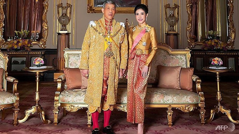 Hoang quy phi Thai Lan gui thong diep gi tren MXH truoc khi bi phe truat?