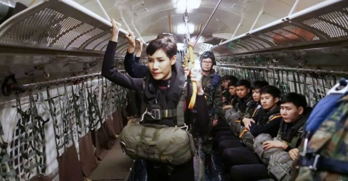 Ngay sau khi trở thành hoàng quý phi, Sineenat được phong hàm thiếu tướng, chỉ huy đội cận vệ bảo vệ nhà vua.