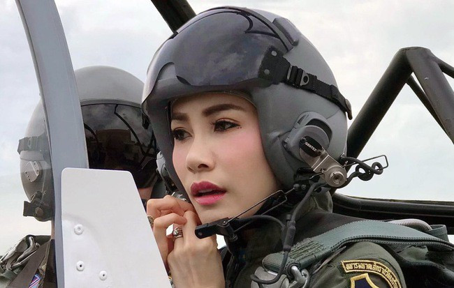 Bà Sineenat là Hoàng quý phi đầu tiên của Thái Lan trong gần một thế kỷ. Quốc vương Rama X trải qua 4 đời vợ, trong khi 4 nhà vua trước đó của Thái Lan đều theo chế độ một vợ một chồng, ngoại trừ Vua Rama III không kết hôn.