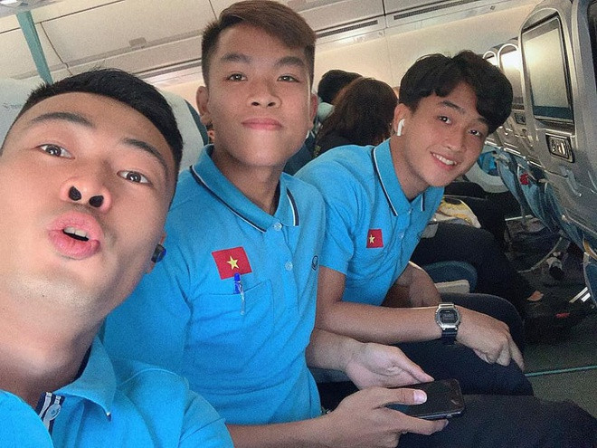 Chiều 1/1/2020, các cầu thủ U23 Việt Nam cùng ban huấn luyện sang Thái Lan tham dự VCK U23 Châu Á 2020. Trên trang cá nhân, nhiều cầu thủ chia sẻ hình chụp check-in tại sân bay trước khi bước vào những trận đấu quan trọng. Danh Trung, Thanh Thịnh, Hữu Thắng cùng nhau chụp hình trên máy bay.