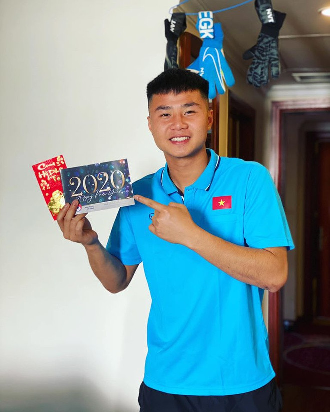 Nguyễn Văn Toản gửi lời chúc mừng năm mới tới người hâm mộ trước khi lên máy bay sang Thái. Anh là thủ môn triển vọng nhất của đội tuyển U23 Việt Nam tham dự VCK U23 Châu Á năm nay.