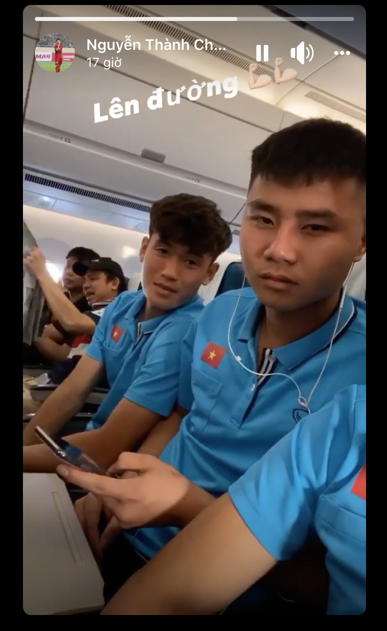 Cầu thủ U23 Việt Nam Nguyễn Thành Chung cũng khoe khoảnh khắc trên máy bay cùng các đồng đội. Anh chàng thể hiện sự quyết tâm khi cho biết cả đội sẽ không đón tết cổ truyền ở Việt Nam. Bởi nếu vào đến chung kết thì các học trò của HLV Park Hang-seo sẽ có trận đấu vào đúng tối mùng 2 tết âm lịch.