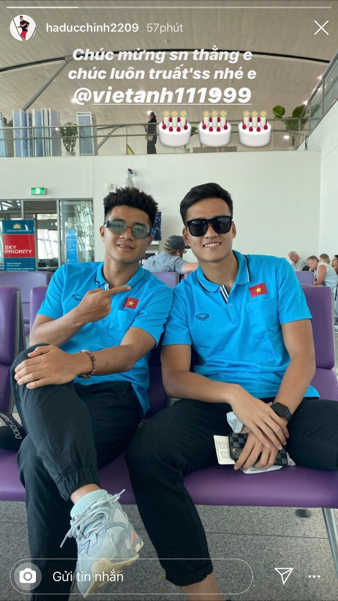 Ngày đầu năm mới cũng là sinh nhật của Bùi Hoàng Việt Anh. Trên trang cá nhân, nhiều cầu thủ trong nhóm hài "5 ngón tay" gửi lời chúc mừng sinh nhật tới cầu thủ sinh năm 1999.