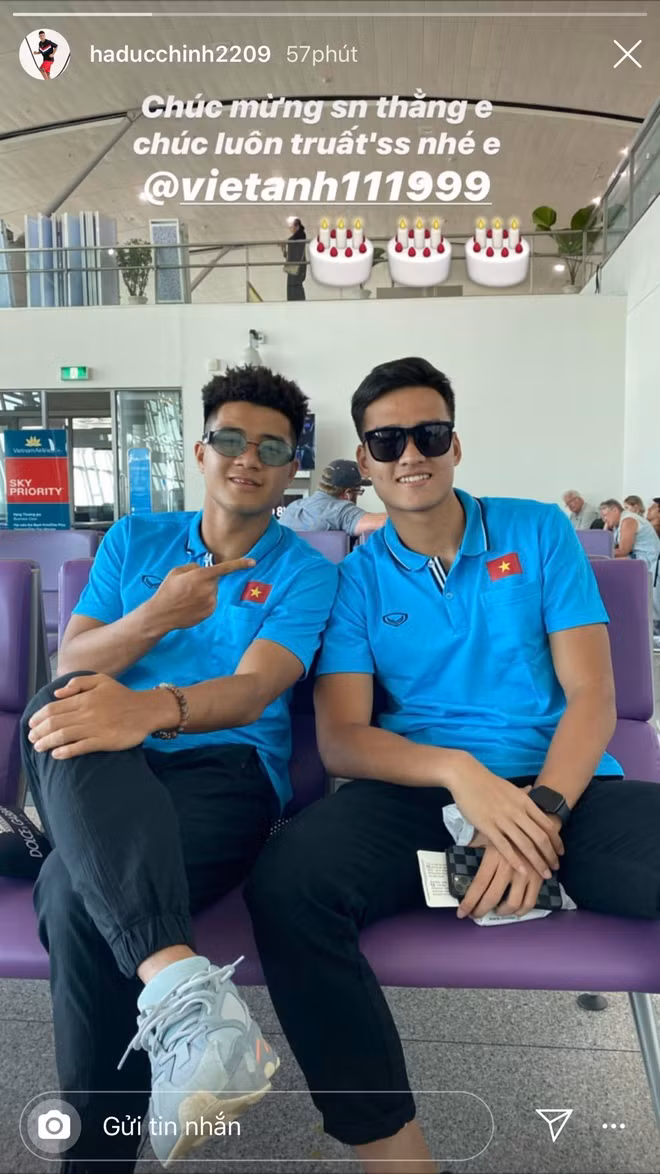 Ngày đầu năm mới cũng là sinh nhật của Bùi Hoàng Việt Anh. Trên trang cá nhân, nhiều cầu thủ trong nhóm hài "5 ngón tay" gửi lời chúc mừng sinh nhật tới cầu thủ sinh năm 1999.