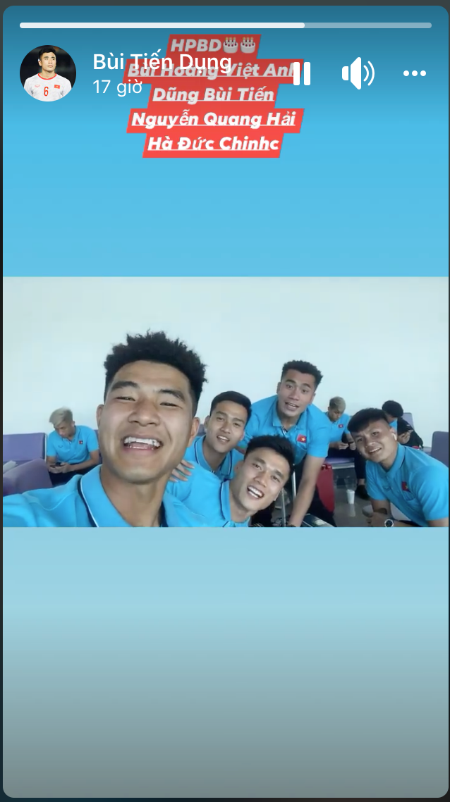 Đúng với tên gọi nhóm hài "5 ngón tay", nhóm cầu thủ gồm Đức Chinh, anh em Tiến Dũng, Tiến Dụng, Quang Hải và Bùi Hoàng Việt Anh khoe khoảnh khắc cực lầy tại sân bay. Nhìn mặt Đức Chinh ai cũng phải bật cười vì vô cùng hài hước.