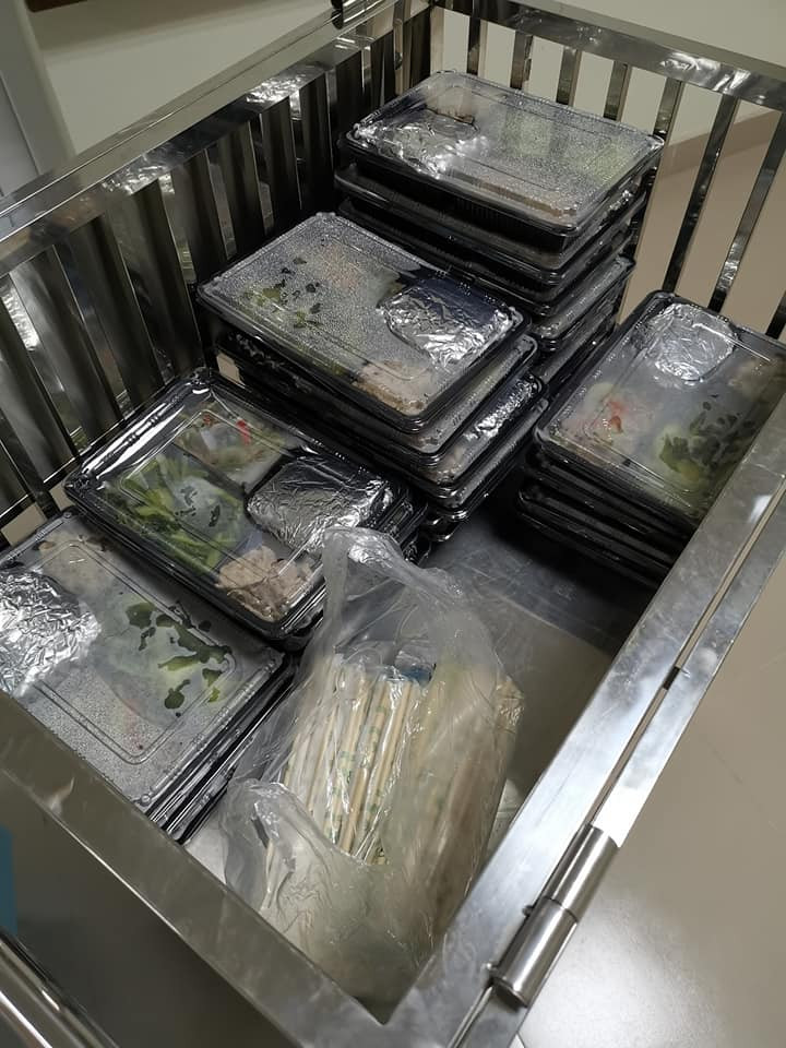 Điện thoại lên phường cho biết đã sẵn sàng đến nơi cách ly, đúng 10 phút sau có xe cấp cứu và nhân viên y tế có mặt tại cửa nhà anh Long để đón tới Bệnh viện Nhiệt đới cơ sở 2. Tại đây, anh được sắp xếp phòng riêng rộng, thoáng với wifi, ổ điện đầy đủ. Mặc dù nhiều lần bị chuyển phòng sau khi khoanh vùng đối tượng cách ly nhưng nhìn chung cơ sở vật chất ở viện đều tốt.