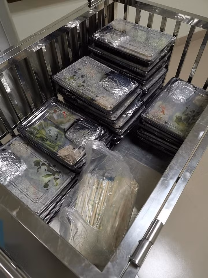 Điện thoại lên phường cho biết đã sẵn sàng đến nơi cách ly, đúng 10 phút sau có xe cấp cứu và nhân viên y tế có mặt tại cửa nhà anh Long để đón tới Bệnh viện Nhiệt đới cơ sở 2. Tại đây, anh được sắp xếp phòng riêng rộng, thoáng với wifi, ổ điện đầy đủ. Mặc dù nhiều lần bị chuyển phòng sau khi khoanh vùng đối tượng cách ly nhưng nhìn chung cơ sở vật chất ở viện đều tốt.