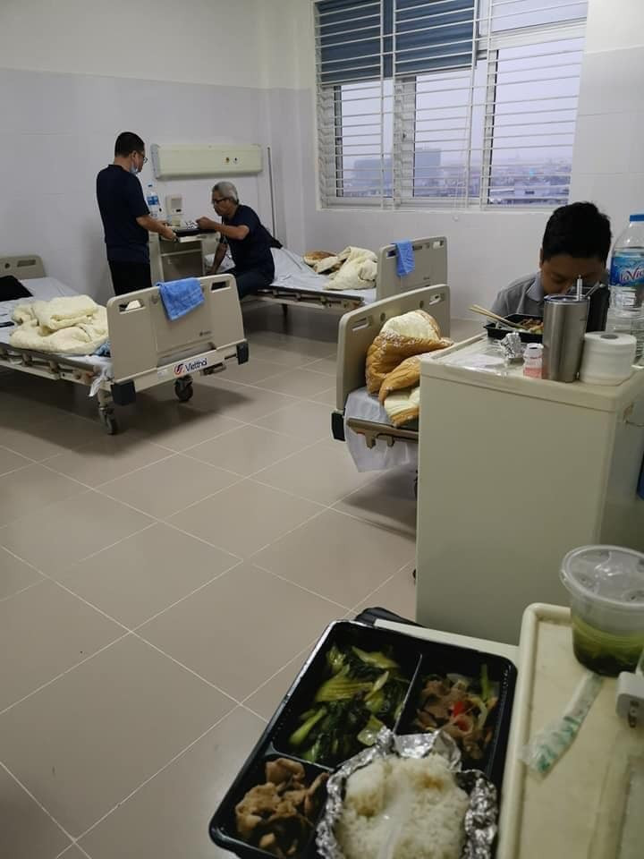 Cơm, đồ dùng cá nhân được các bác sĩ phát tận phòng cho những người phải đi cách ly COVID-19. "Nói chung là có buồn, có bực mình nhưng cố gắng để làm sao vui vẻ nhất và thật sự muốn chia sẻ, cách ly không có sợ hay ghê gớm gì hết. Chỉ là sinh hoạt trong 1 khu vực nhất định còn chả bị cấm cản về thông tin hay ăn uống này kia trên mạng xã hội" - Anh Long chia sẻ.