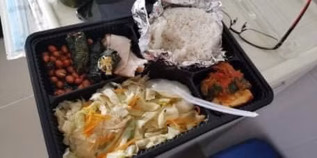 Là một trong số người dân thuộc diện phải cách ly COVID-19 tại phố Trúc Bạch, Hà Nội nên những chia sẻ về tình hình bên trong khu vực cách ly của anh Phạm Quang Long mới đây nhận được sự quan tâm đặc biệt từ phía cộng đồng mạng.