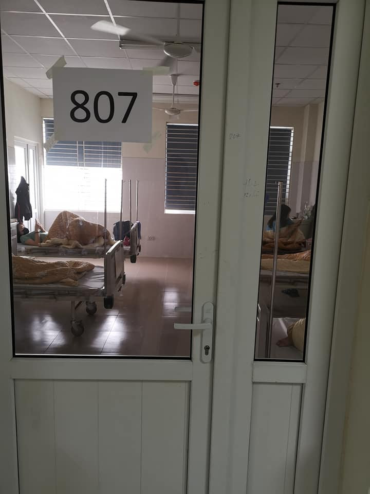 Cách phòng đều được trang bị điều hoà đầy đủ nhưng bác sĩ cho biết nên hạn chế bật, mở cửa cho thoáng, tránh tạo điều kiện virus phát triển. Tới đây mỗi người đều được phát bàn chải, kem đánh răng,...rất đầy đủ.