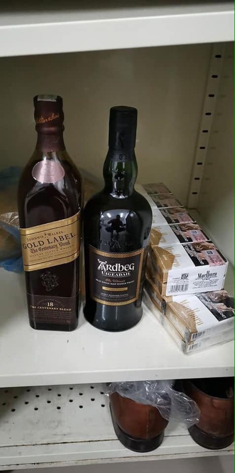 "Nói chung là Việt Nam đang làm công tác phòng, chống dịch rất tốt. Em chưa bao giờ sợ cách ly, qua những hình ảnh khu cách ly được chia sẻ trên mạng xã hội những ngày này thì càng có niềm tin hơn vào việc Chính phủ đang cực kỳ có trách nhiệm và quan tâm đến dân" - Một người dùng Facebook bình luận. Cùng chung tay chặn đứng dịch bệnh COVID-19! Bộ Y tế khuyến cáo người dân chủ động, tích cực thực hiện các biện pháp: thường xuyên rửa tay bằng xà phòng dưới vòi nước chảy hoặc rửa tay bằng dung dịch rửa tay có cồn; che miệng, mũi khi ho, hắt hơi bằng khăn giấy hoặc khủy tay áo; tránh đưa tay lên mắt, mũi miệng; hạn chế tiếp xúc gần trong khoảng cách 1m với người có biểu hiện sốt, ho, khó thở; thường xuyên lau chùi vật dụng bằng chất tẩy rửa thông thường; đeo khẩu trang khi đến nơi công cộng, trên các phương tiện giao thông. Người dân không đi du lịch đến các nước, khu vực đang có dịch COVID-19.